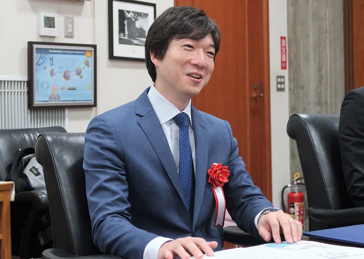 <研究内容を解説中の稲木准教授>