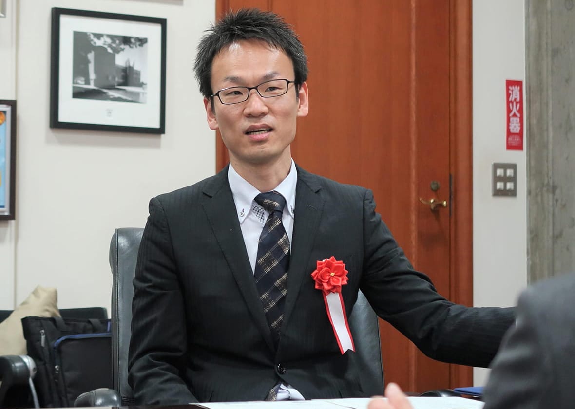 <研究内容を解説中の北野准教授>