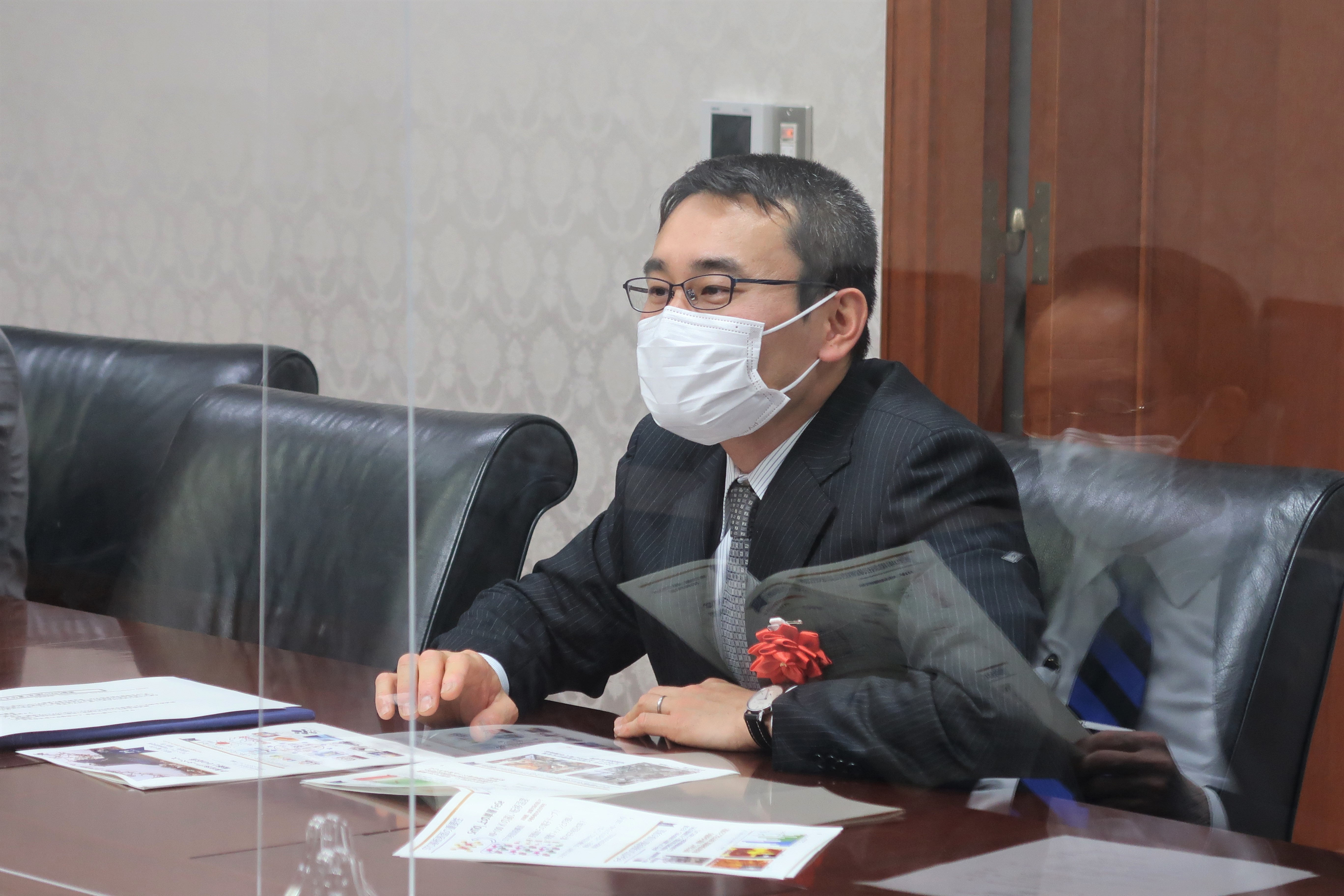 <研究内容を解説中の熊谷准教授>