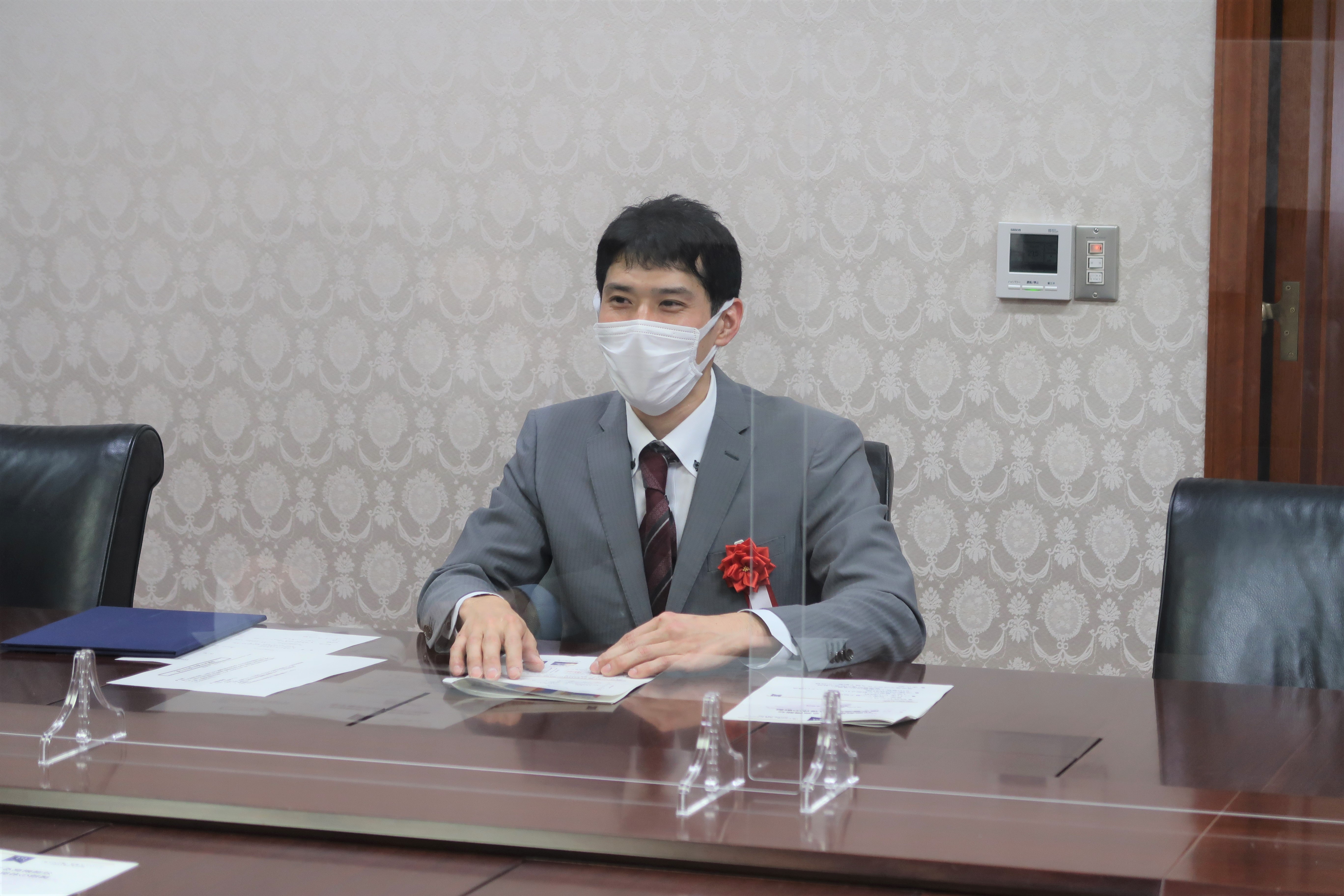 <研究内容を解説中の熊谷准教授>