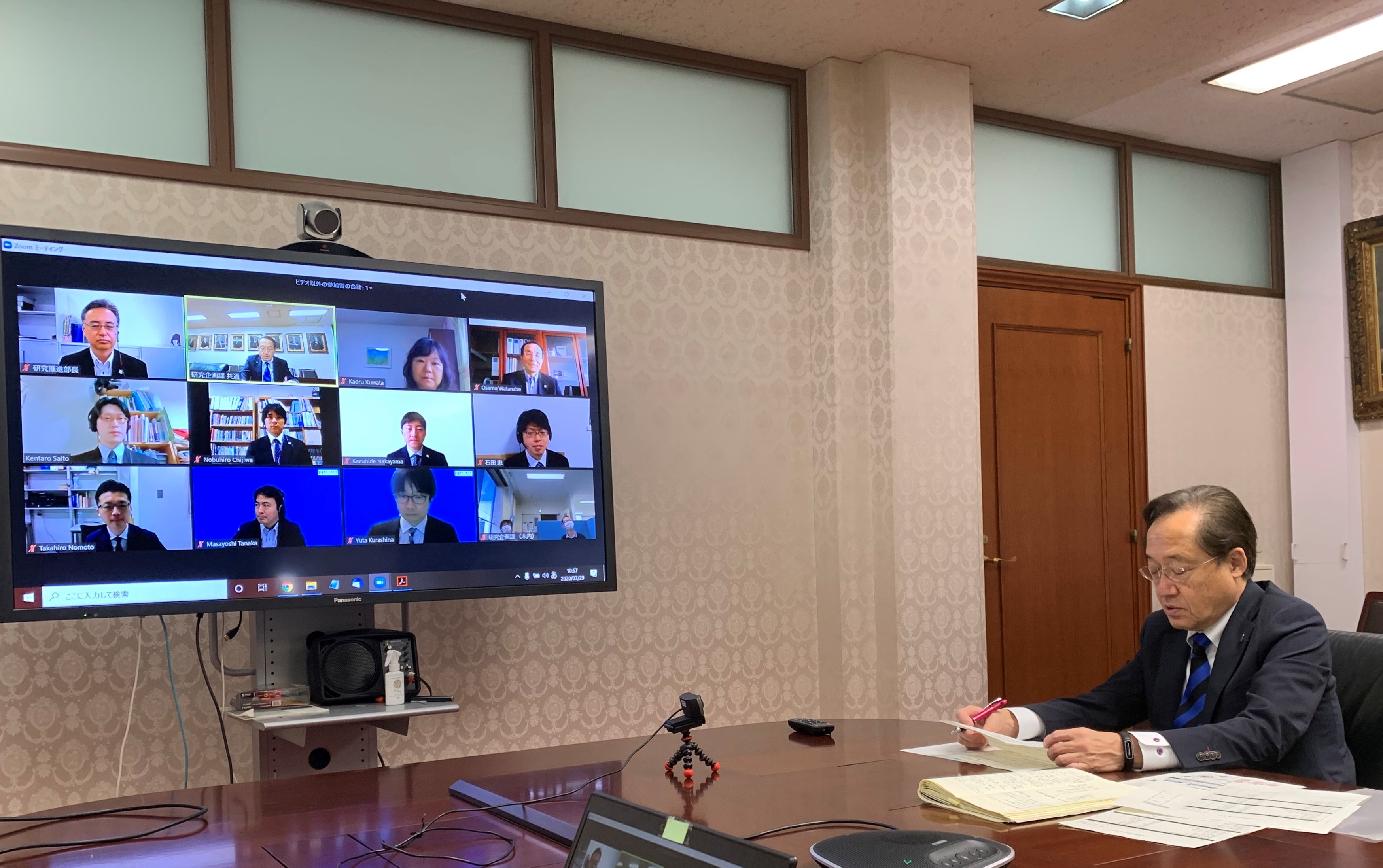オンライン授与式の様子(学長会議室にて)