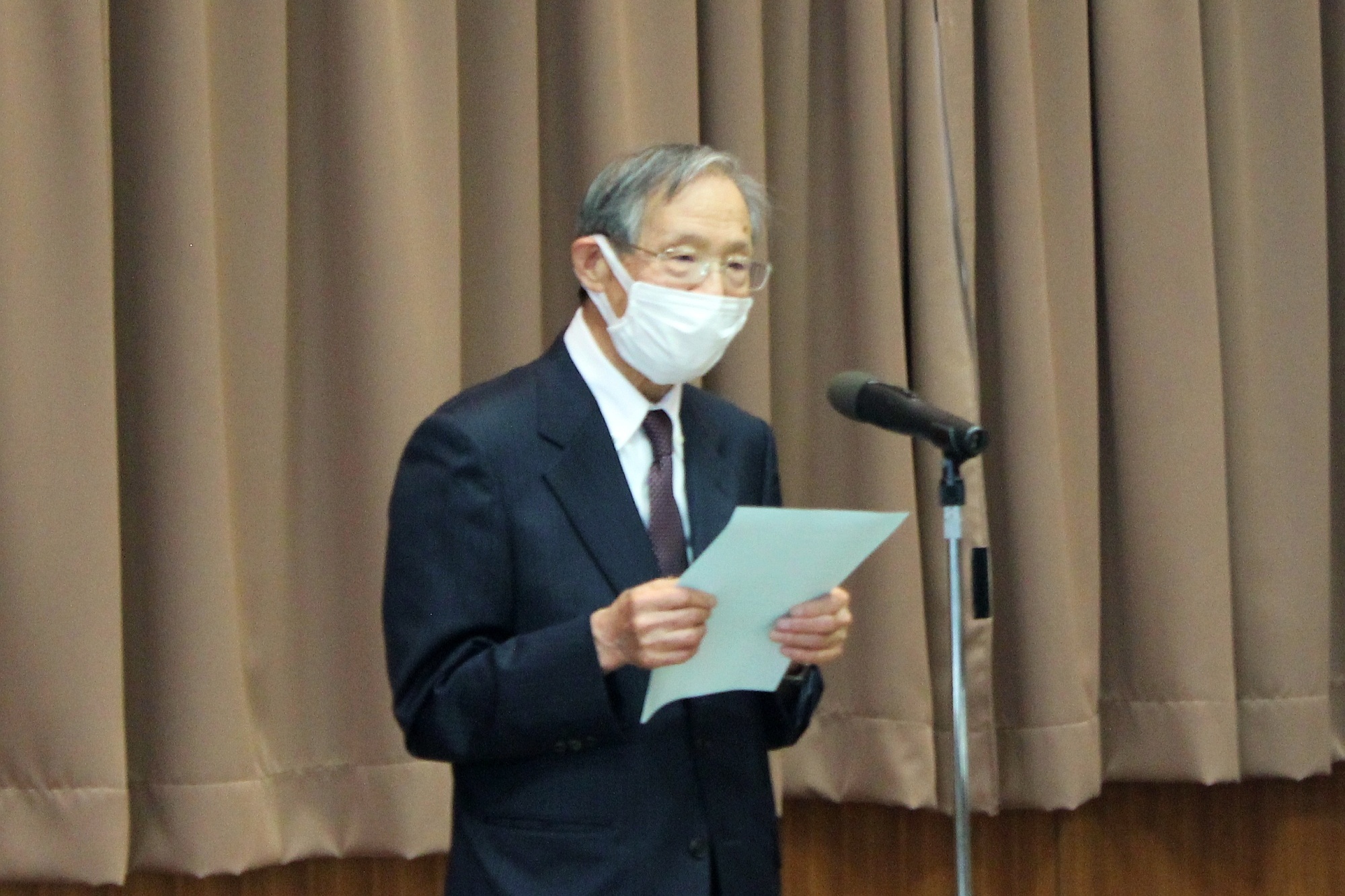 <通知書授与の様子(浅野先生)>