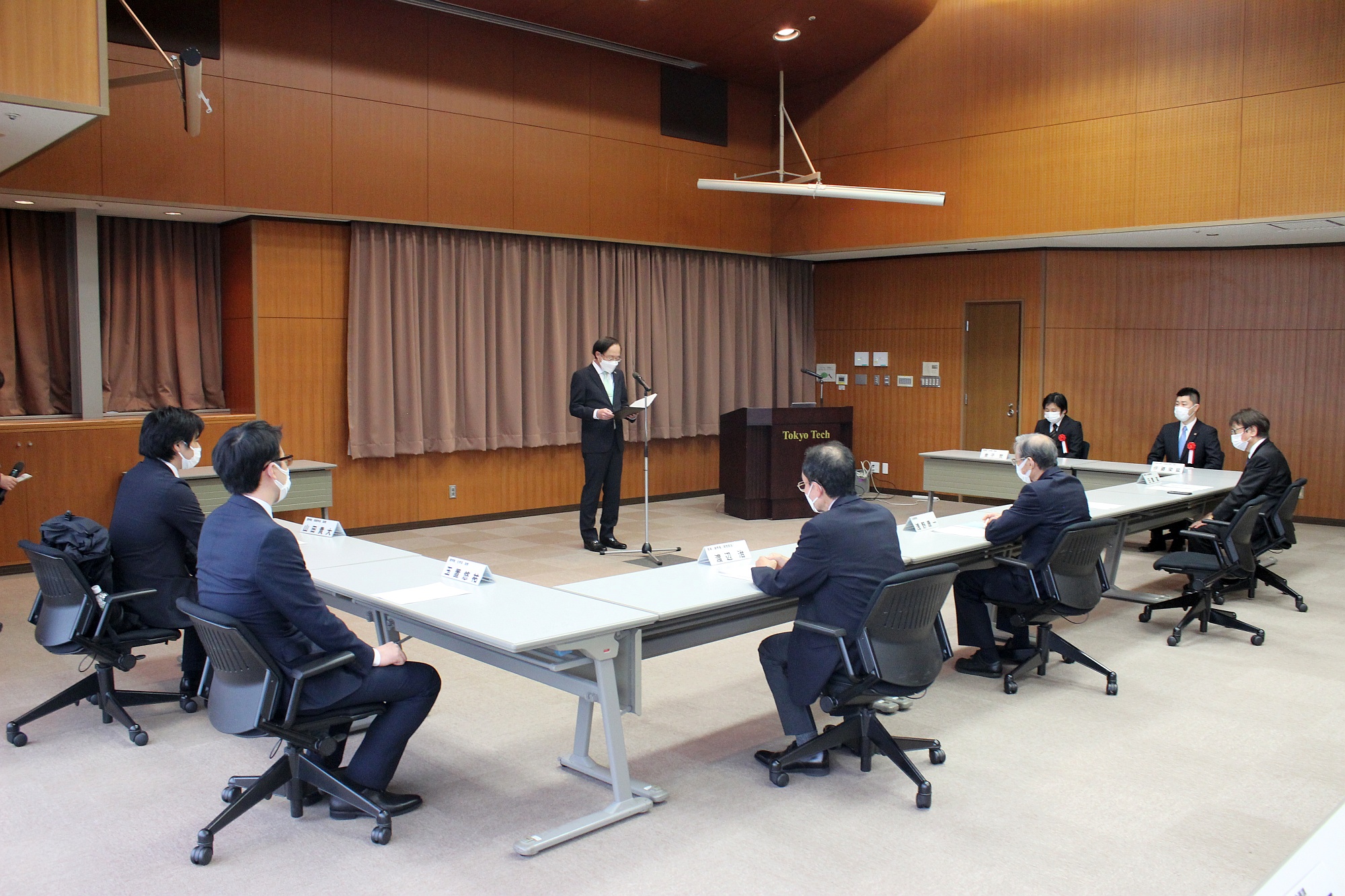 <通知書授与の様子(学長挨拶)>
