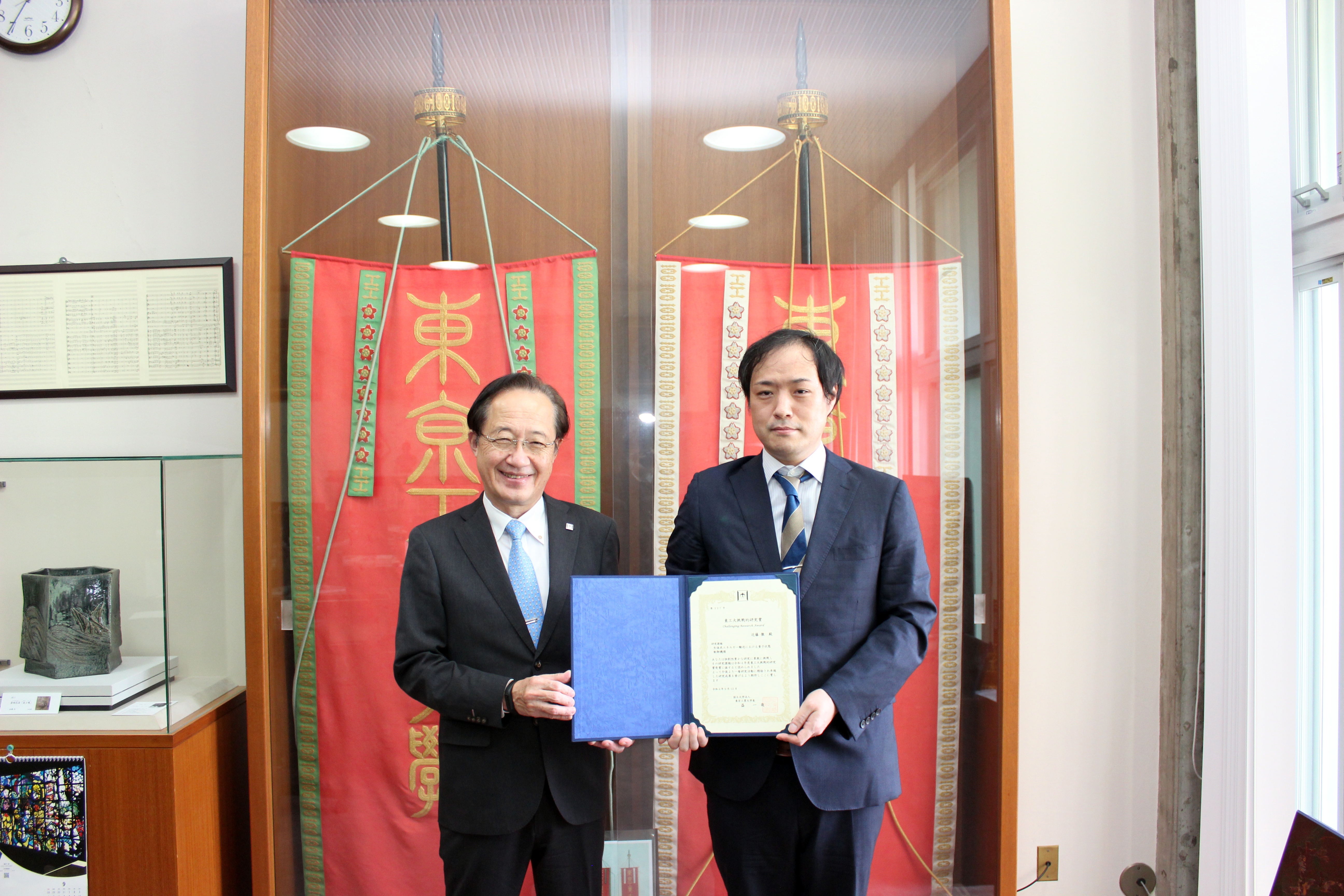 Commemorative photo with the award winner (12-Sep)