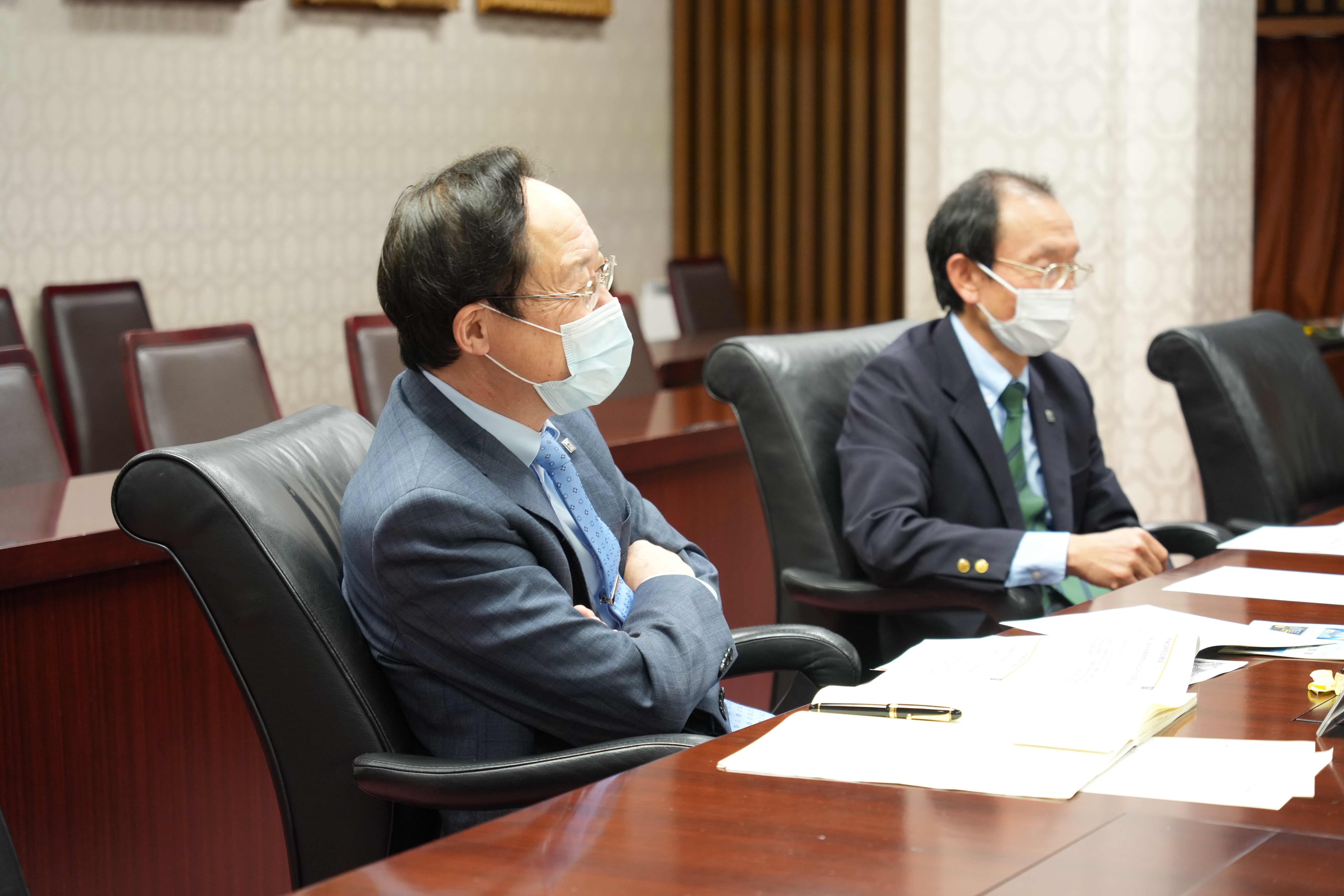 ＜益学長、渡辺理事＞