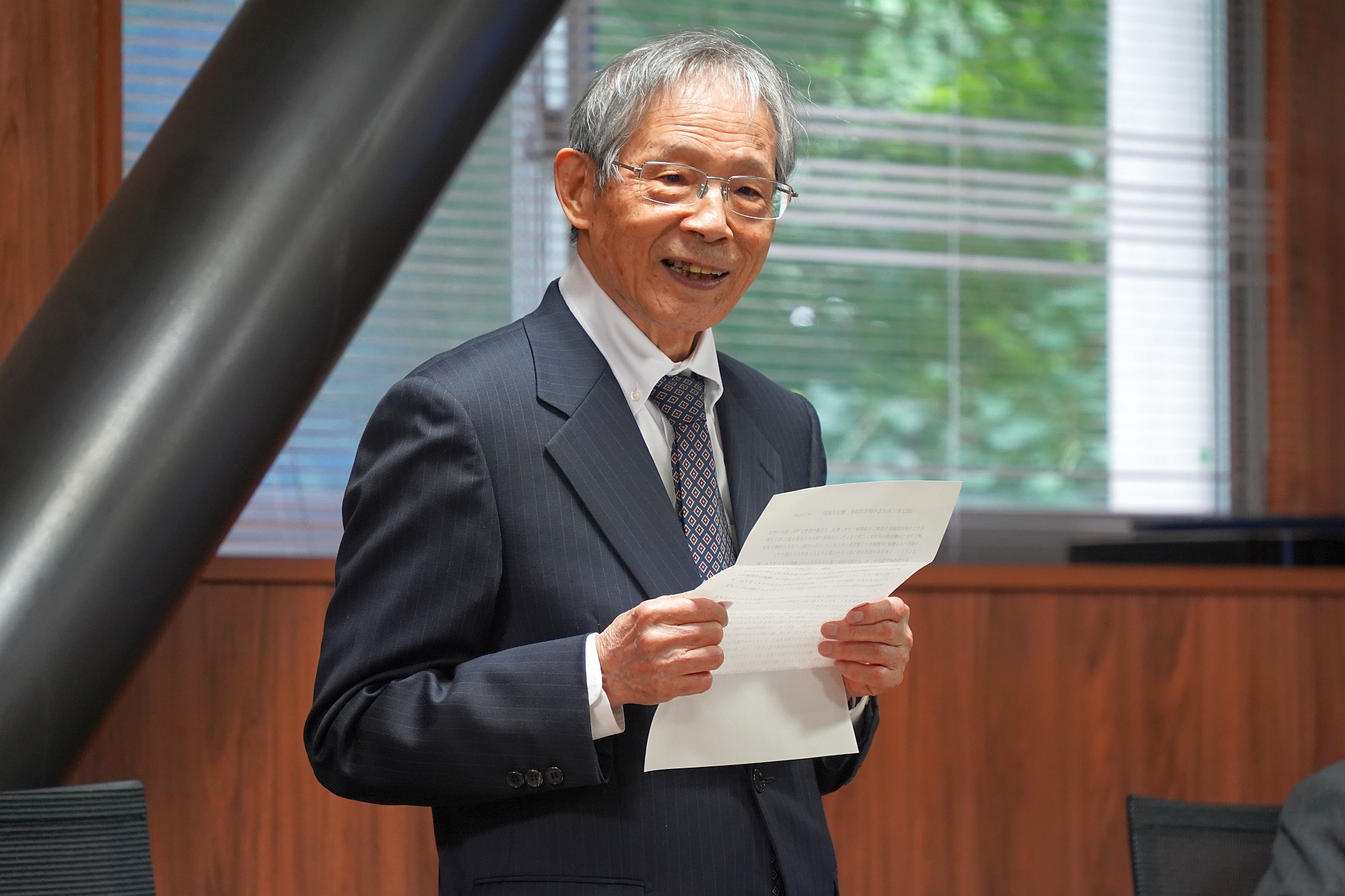 <通知書授与の様子(浅野先生)>